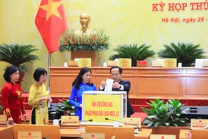 Các đại biểu quyên góp ủng hộ. Ảnh: Viết Thành