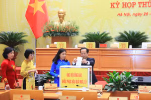 Các đại biểu quyên góp ủng hộ. Ảnh: Viết Thành