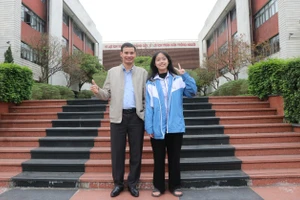 Trương Thanh Xuân cùng thầy giáo chủ nhiệm Lê Đăng Điển (Ảnh Đăng Chung).