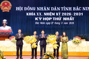 Lãnh đạo tỉnh Bắc Ninh chúc mừng hai cán bộ tái đắc cử chức danh Chủ tịch HĐND tỉnh và UBND tỉnh.