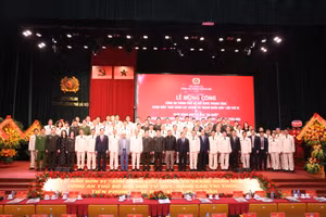 Các đại biểu tham dự lễ mừng công chụp ảnh lưu niệm. Ảnh: VT.