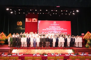 Các đại biểu tham dự lễ mừng công chụp ảnh lưu niệm. Ảnh: VT.