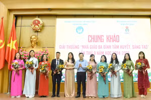Phó Chủ tịch LĐLĐ TP Hà Nội Nguyễn Chính Hữu cùng Phó Chủ tịch UBND quận Ba Đình Phạm Thị Diễm tặng hoa chúc mừng 9 nhà giáo tham dự vòng chung khảo.