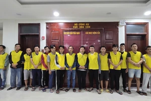 Nhóm người bị bắt giữ tại cơ quan công an.