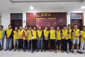 Nhóm người bị bắt giữ tại cơ quan công an.