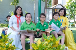 Cô trò trường Tiểu học và THCS Trần Quốc Toản đọc sách trong công viên của nhà trường.