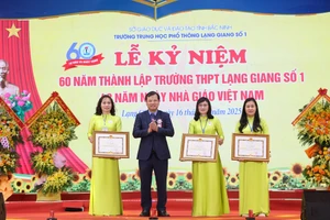 Ông Phan Thế Tuấn trao Bằng khen của Chủ tịch UBND tỉnh Bắc Ninh cho các cá nhân Trường THPT Lạng Giang số 1.