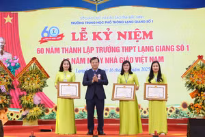 Ông Phan Thế Tuấn trao Bằng khen của Chủ tịch UBND tỉnh Bắc Ninh cho các cá nhân Trường THPT Lạng Giang số 1.