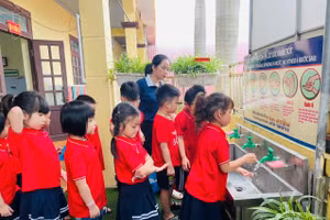Học sinh rửa tay với nước sạch và xà phòng.
