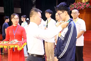 Ông Bạch Đăng Khoa - Phó Giám đốc Sở GD&ĐT Bắc Ninh trao Huy chương Vàng môn Toán cho thí sinh.