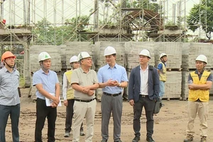 Chủ tịch UBND tỉnh Bắc Ninh Vương Quốc Tuấn trao đổi với lãnh đạo Trường Đại học Công nghệ Đông Á.