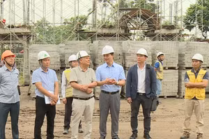 Chủ tịch UBND tỉnh Bắc Ninh Vương Quốc Tuấn trao đổi với lãnh đạo Trường Đại học Công nghệ Đông Á.