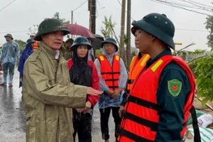 Ông Hoàng Trọng Quyết kiểm tra công tác phòng, chống lũ, động viên lực lượng chức năng xã Văn Đức. 