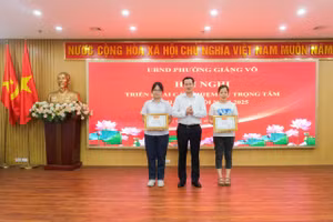 Trần Minh Khuê (ngoài cùng bên trái) vinh dự nhận Giấy khen của Chủ tịch UBND phường Giảng Võ.