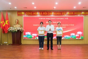 Trần Minh Khuê (ngoài cùng bên trái) vinh dự nhận Giấy khen của Chủ tịch UBND phường Giảng Võ.