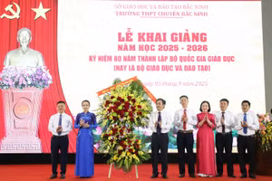 Phó Bí thư Thường trực Tỉnh ủy Bắc Ninh Nguyễn Thị Hương tặng hoa chúc mừng Trường THPT Chuyên Bắc Ninh.