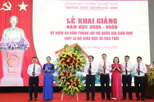 Phó Bí thư Thường trực Tỉnh ủy Bắc Ninh Nguyễn Thị Hương tặng hoa chúc mừng Trường THPT Chuyên Bắc Ninh.