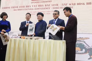 Bí thư Tỉnh ủy Bắc Ninh Nguyễn Anh Tuấn cùng các đại biểu trải nghiệm in tranh dân gian Đông Hồ.