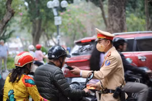 CSGT kiểm tra nồng độ cồn lái xe. 