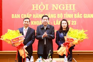 Bí thư Tỉnh ủy Bắc Giang Nguyễn Văn Gấu tặng hoa chúc mừng các tân Phó Bí thư Tỉnh ủy. 