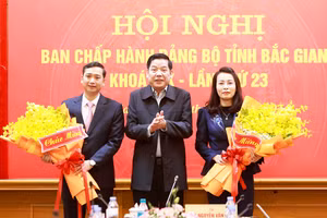 Bí thư Tỉnh ủy Bắc Giang Nguyễn Văn Gấu tặng hoa chúc mừng các tân Phó Bí thư Tỉnh ủy. 