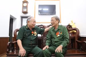 Nhà giáo Đỗ Thành Ý (trái) vui mừng hội ngộ ông Đồng Duy Điệp, ân nhân cứu mạng trong chiến trường. 