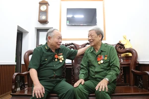 Nhà giáo Đỗ Thành Ý (trái) vui mừng hội ngộ ông Đồng Duy Điệp, ân nhân cứu mạng trong chiến trường. 