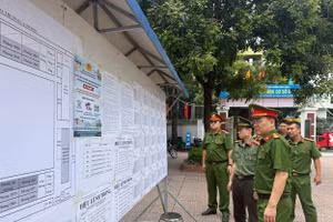 Công an phường Đông Ngạc bảo đảm ANTT kỳ thi tốt nghiệp THPT 2026.
