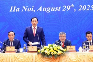 Thượng tướng Lê Văn Tuyến, Thứ trưởng Công an trả lời các câu hỏi của phóng viên tại buổi họp báo.