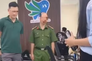 Cán bộ công an phường Dương Nội đến làm việc tại 1 công ty trên địa bàn. (Ảnh cắt từ clip).