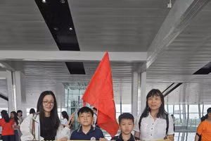 Học sinh Trường Tiểu học Nam Thành Công cùng cô giáo.