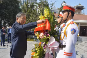 Tổng Bí thư Tô Lâm dâng hoa tưởng niệm Tổng Bí thư Nguyễn Văn Cừ.