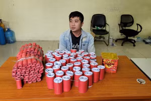 Phạm Văn Thái và tang vật bị thu giữ. (Ảnh: Đức Tuấn)