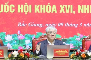 Ông Đỗ Văn Chiến trao đổi, tiếp thu ý kiến của cử tri.