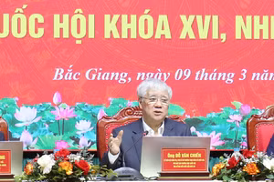 Ông Đỗ Văn Chiến trao đổi, tiếp thu ý kiến của cử tri.