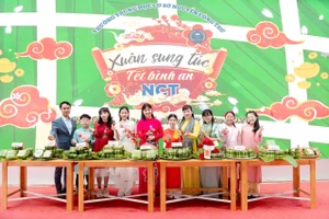 Cô trò Trường THCS Nguyễn Công Trứ hân hoan đón năm mới.