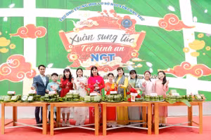 Cô trò Trường THCS Nguyễn Công Trứ hân hoan đón năm mới.