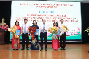 Lãnh đạo Phường Giảng Võ trao quyết định, chúc mừng Ban giám hiệu trường THCS Giảng Võ.