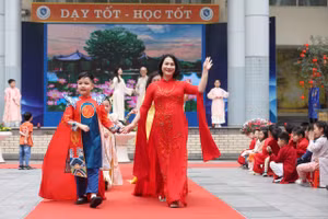 Cô trò Trường Tiểu học Yên Hòa hân hoan trong những tà áo dài của dân tộc.