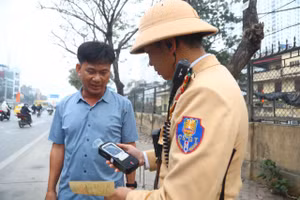 CSGT kiểm tra nồng độ cồn lái xe.