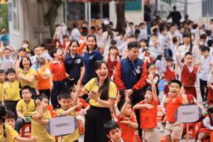 Trẻ mầm non hân hoan trải nghiệm tại Trường Tiểu học Yên Hòa.