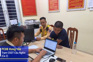 CSGT làm việc với lái xe vi phạm. Ảnh: TG