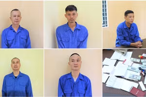 Nhóm người trong đường dây cá độ bóng đá cùng tang vật vụ án.