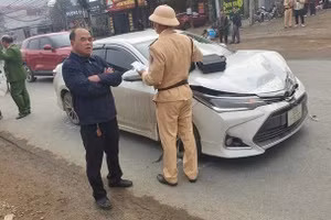 Ông Văn (áo đen) thời điểm CSGT có mặt kiểm tra sự việc.