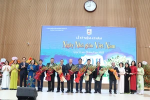 Ban Giám hiệu tri ân các thế hệ lãnh đạo, cán bộ giáo viên Trường THCS Giảng Võ.