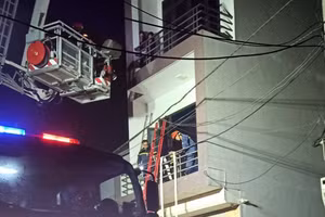 Lực lượng Cảnh sát PCCC và CNCH nhanh chóng có mặt tại hiện trường, triển khai lực lượng dập tắt đám cháy và cứu người bị mắc kẹt.