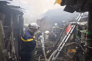 Lực lượng Cảnh sát PCCC&CNCH khẩn trương tìm kiếm cứu nạn và tổ chức dập tắt đám cháy.