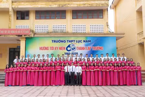 Tập thể cán bộ quản lý, giáo viên Trường THPT Lục Nam hướng tới kỷ niệm 60 năm thành lập trường.