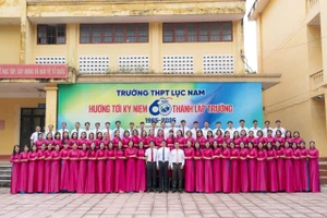 Tập thể cán bộ quản lý, giáo viên Trường THPT Lục Nam hướng tới kỷ niệm 60 năm thành lập trường.