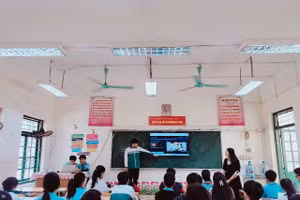 Học sinh sử dụng công nghệ AI để tạo video trong phần vận dụng tiết viết bài văn phân tích tác phẩm văn học.